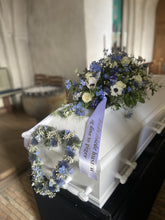 Indlæs billede til gallerivisning Blomsterkærlighed - Kistepynt i blå og hvid