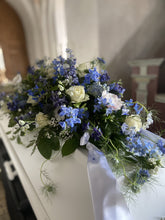 Indlæs billede til gallerivisning Blomsterkærlighed - Kistepynt i blå og hvid