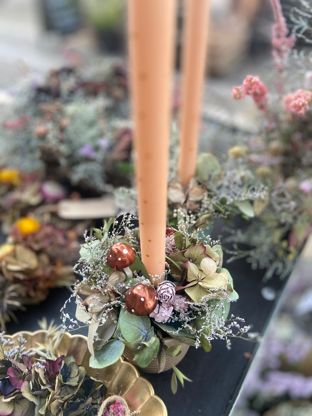 Kalenderlysdekoration i kaffekop