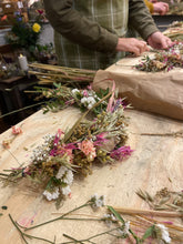 Indlæs billede til gallerivisning Buket og Kranse Workshop - mandag d. 25/8 kl. 18-20
